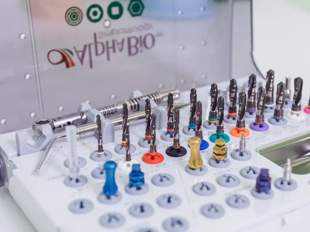Хирургический набор AlphaBio для имплантации с инструментами и свёрлами разного диаметра